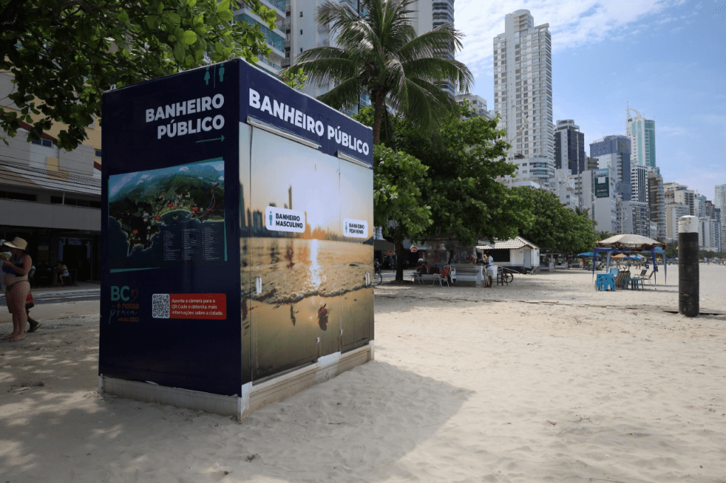 Banheiros De Cont Ineres S O Instalados Na Praia De Bc Equipamentos