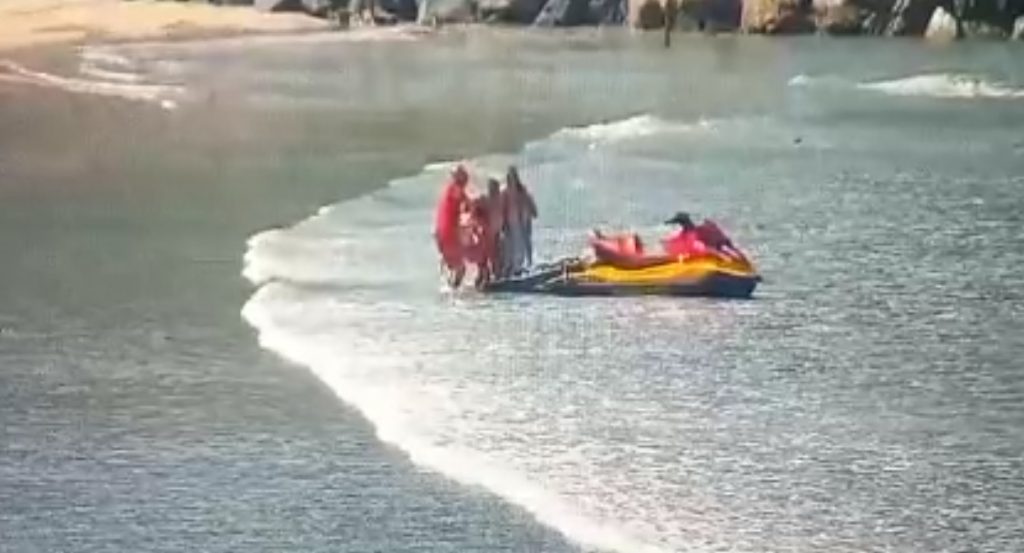 Guarda vidas resgatam vítima de afogamento na praia Central de BC