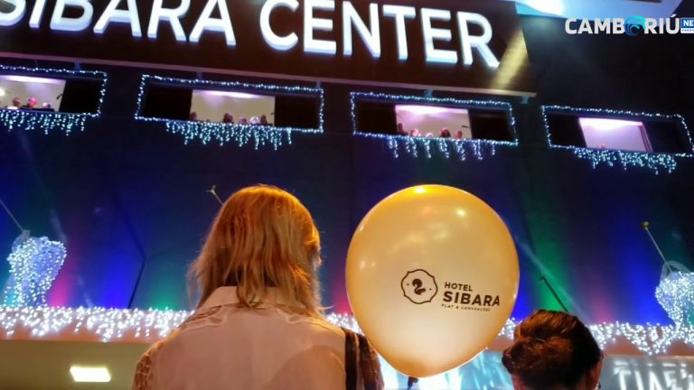 Apresentação natalina do coral Uniavan na Av. Brasil