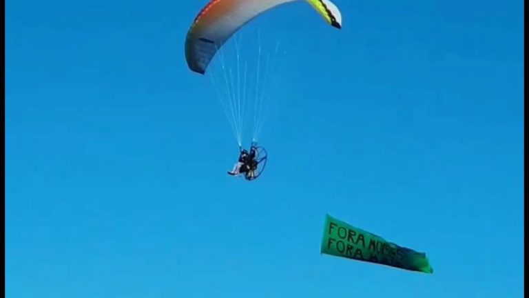 Paramotor do protesto: “Fora Moisés, Fora Maia”